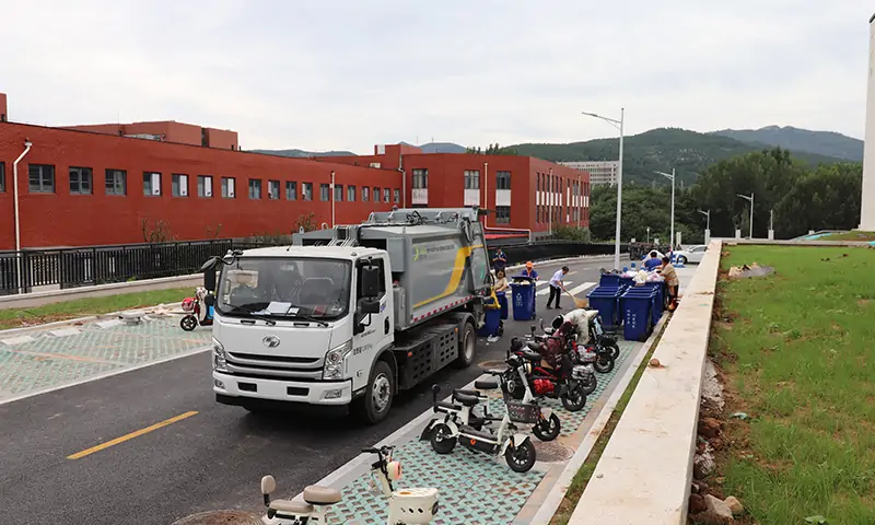 純電動壓縮式垃圾車助力校園垃圾轉(zhuǎn)運——綠色環(huán)保的新選擇