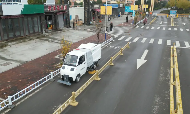 新能源洗掃車現(xiàn)場作業(yè)震撼呈現(xiàn):小車身、大能量,城市清潔新利器